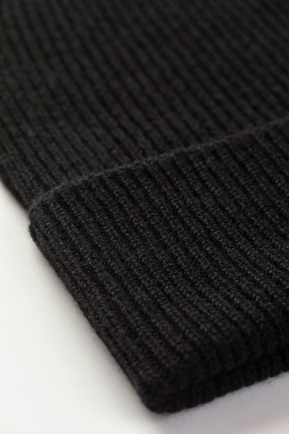 Johnstons of Elgin AW25 Knitted Accessories Black Slouchy Cashmere Beanie HAE03325SA7210ONE