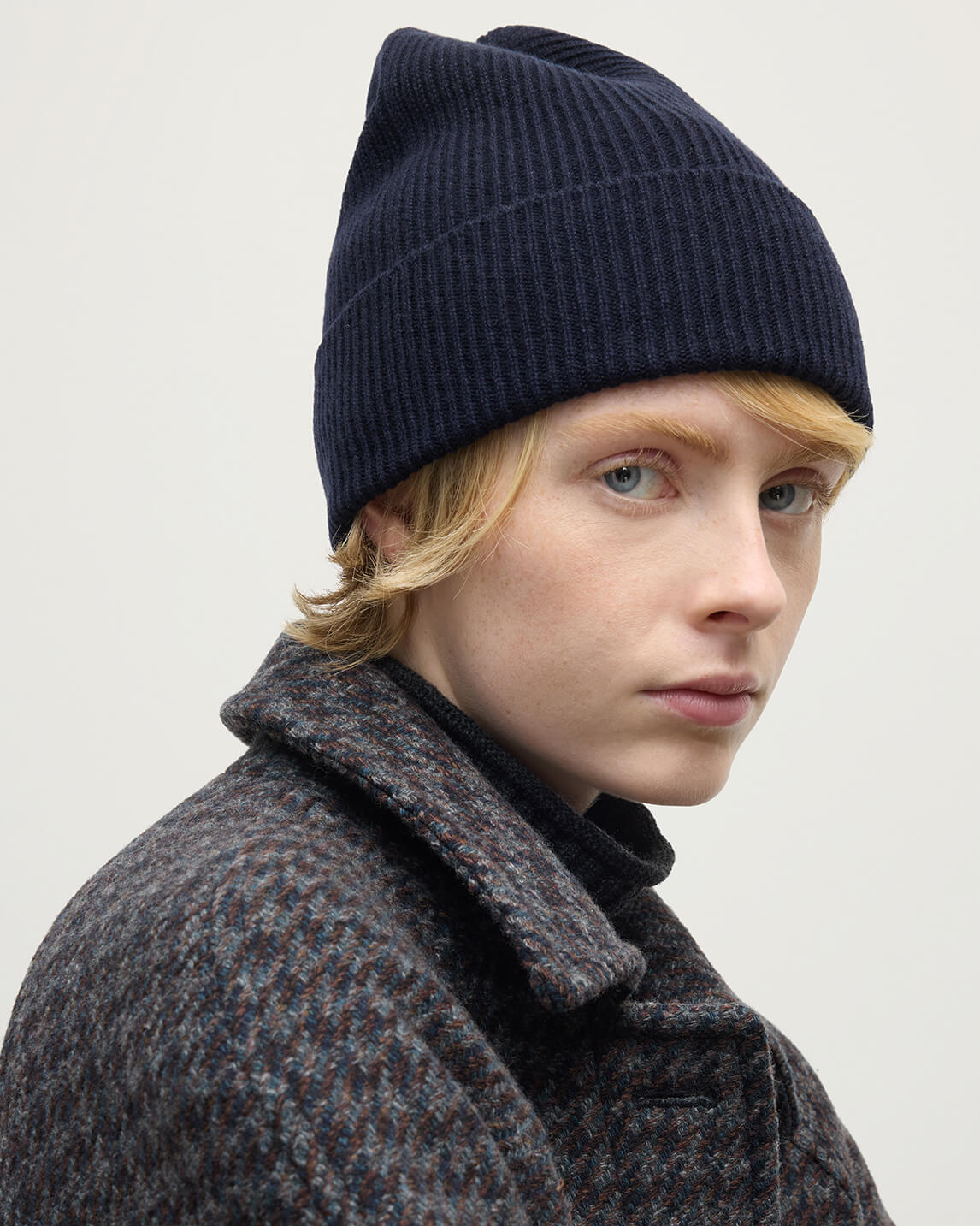 Model wearing Johnstons of Elgin AW25 Knitted Accessories Dark Navy Slouchy Cashmere Beanie HAE03325SD7666ONE