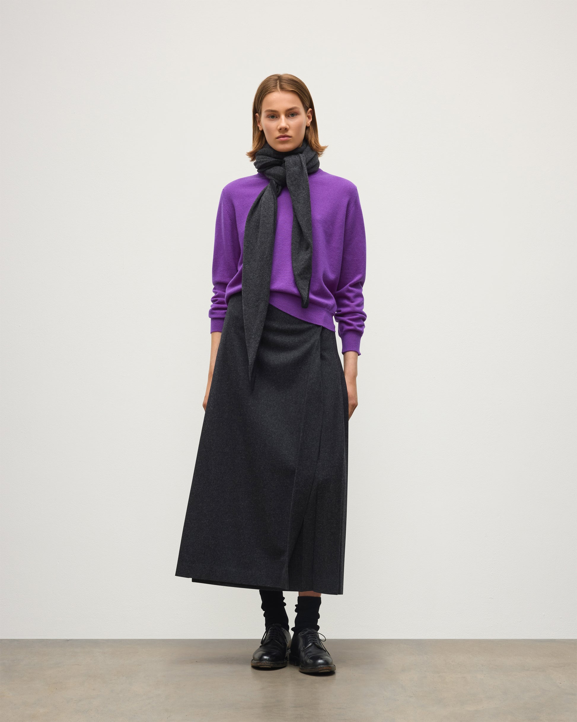 FEMALE MODEL WEARING JOHNSTONS OF ELGIN CASHMERE GAUZY ETHEL DIAMOND SCARF BLACK & GREY 100% CASHMERE OVER LUNAN WOOD VIOLET CASHMERE SWEATER HAE03401Q26237ONE