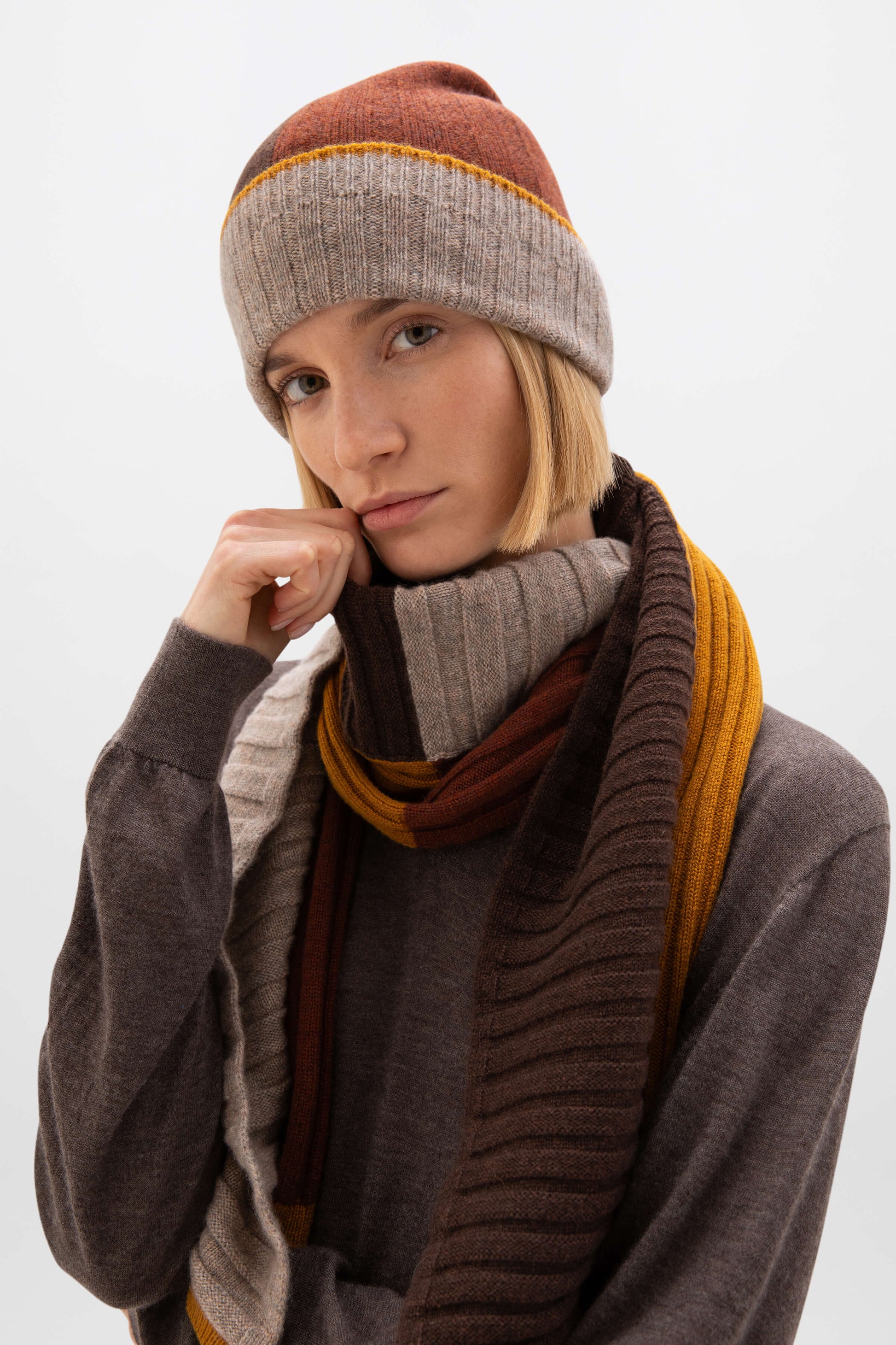 Johnstons of Elgin AW24 Knitted Accessory Ochre & SFA Ash & Peat & SFA Russet Colour Block Cashmere Beanie HAE03409Q24494ONE