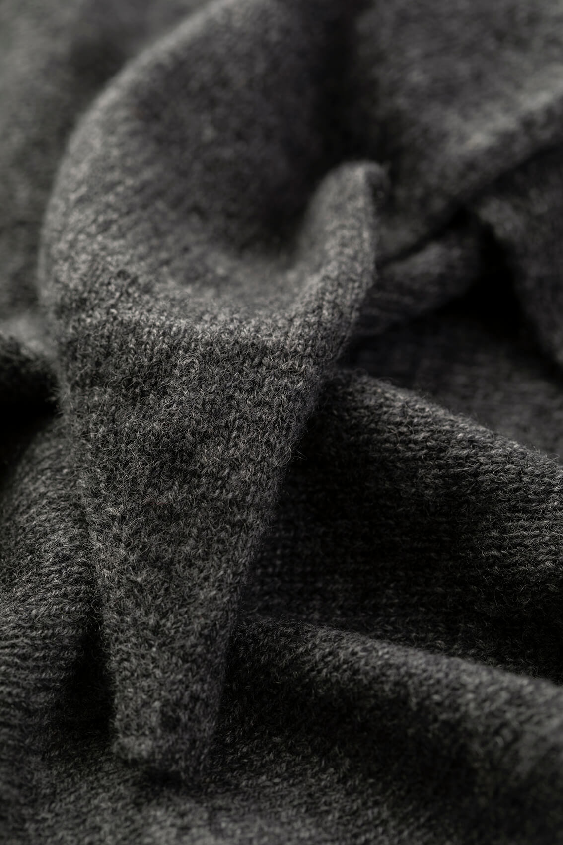 Johnstons of Elgin AW25 Knitted Accessories  Gauzy Cashmere Grey Triangle Neck Tie HAE03430HA4181ONE