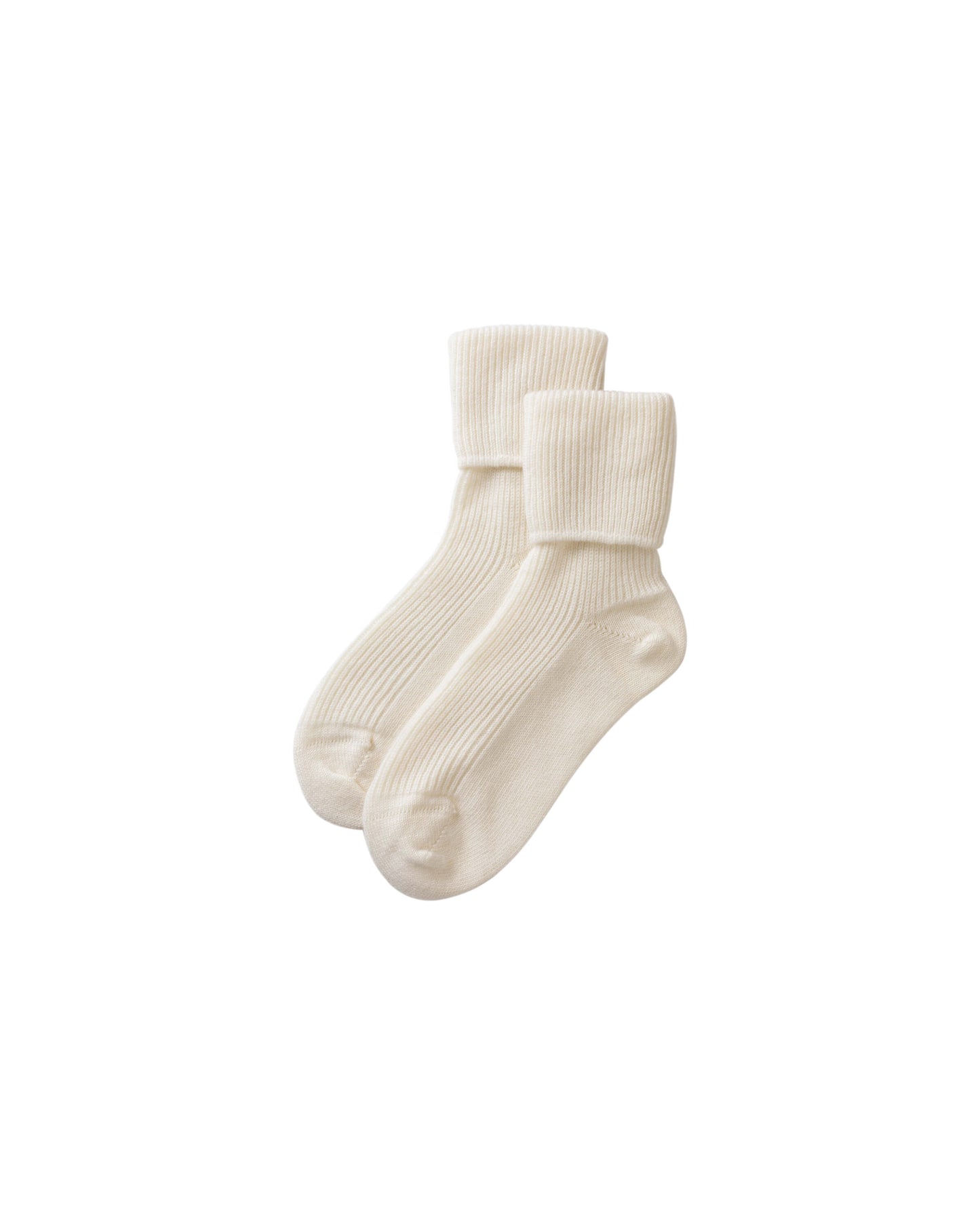 Johnstons of Elgin pair of white cashmere socks on a white background 2025GIFTSET3A