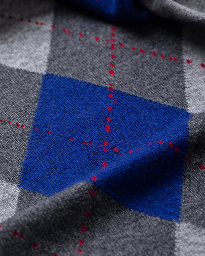 Close-up of gray and blue checkered fabric with red stitching JOHNSTONS OF ELGIN CLAN BANDANA MID GREY 100% CASHMERE HAP03612JU1614ONE