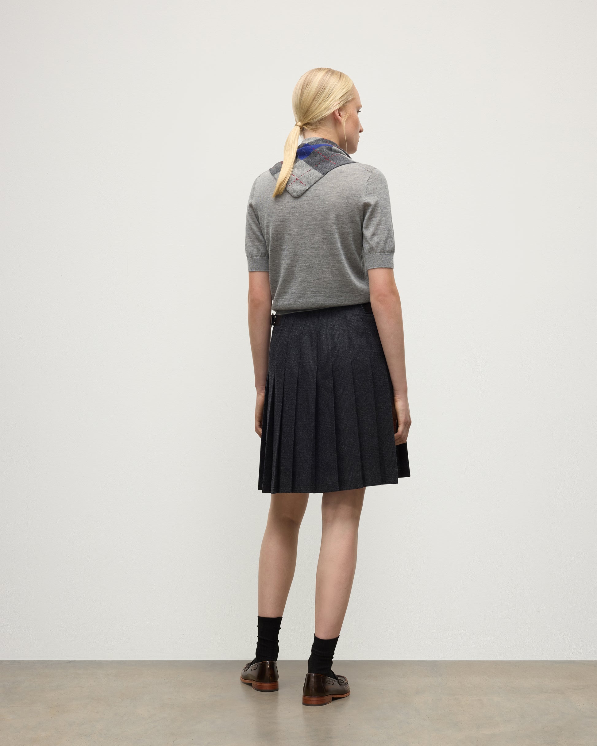 CLAN BANDANA MID GREY 100% CASHMERE ON A MODEL WEARING LIGHT GREY CASHMERE T-SHIRT & LE KILT CHARCOAL KILT HAP03612JU1614ONE