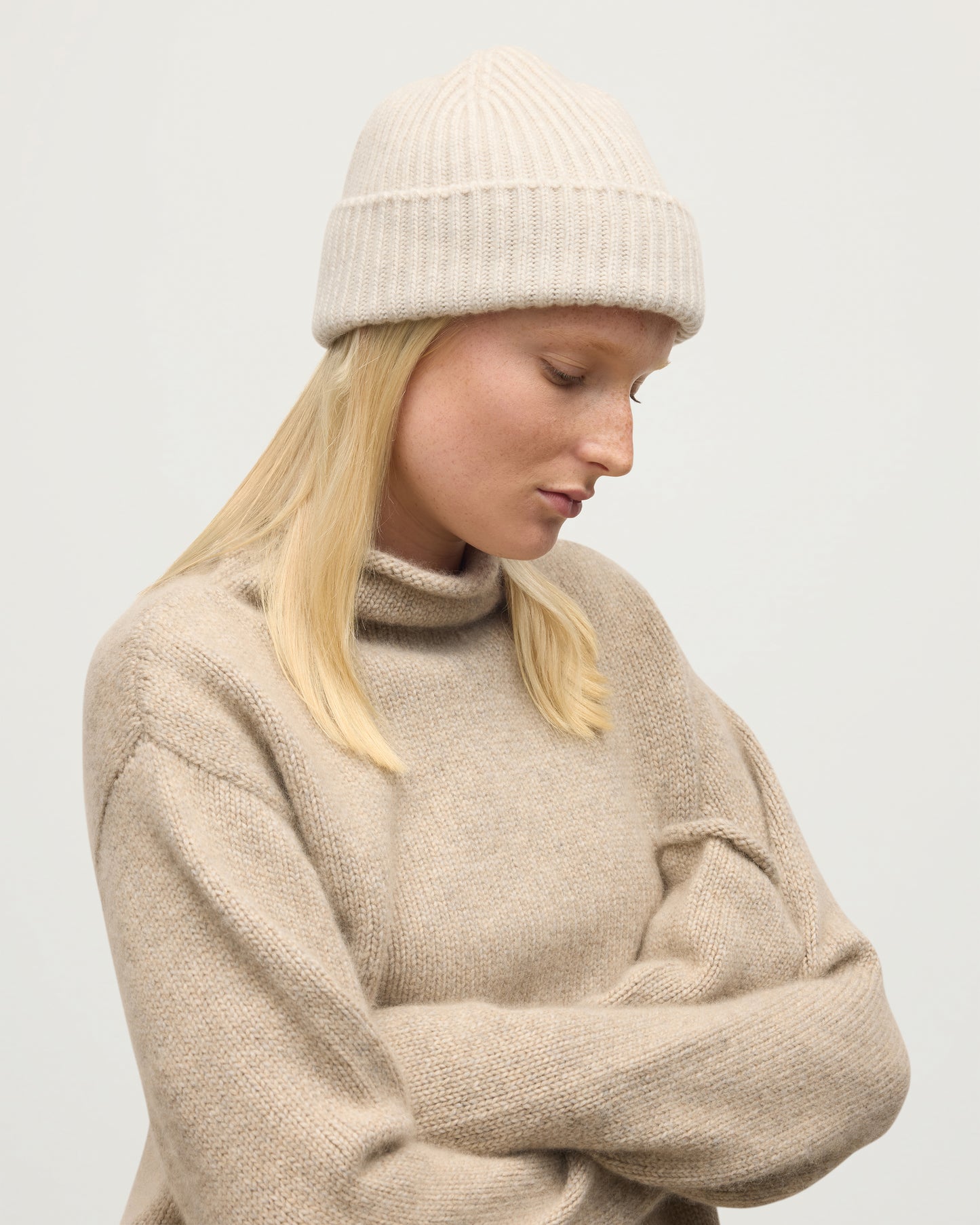 LOVAT HAT NATURAL 100% CASHMERE ON A MODEL WEARING A NATURAL FUNNEL NECK CASHMERE SWEATER HAY03614HA0402ONE