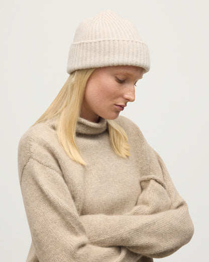 LOVAT HAT NATURAL 100% CASHMERE ON A MODEL WEARING A NATURAL FUNNEL NECK CASHMERE SWEATER HAY03614HA0402ONE