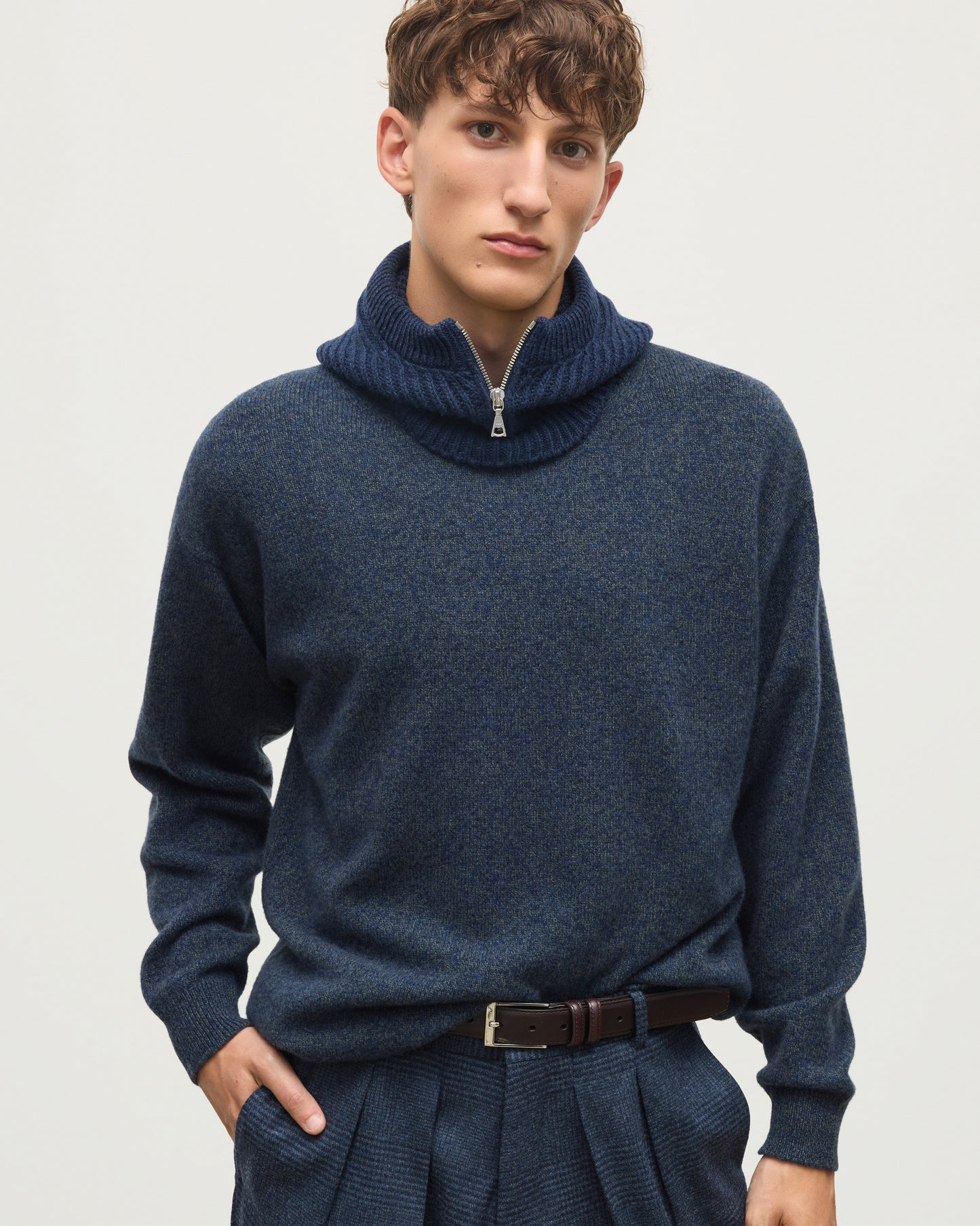 JOHNSTONS OF ELGIN CASHMERE RIBBED NEVIS HOOD WITH ZIP FASTENING NAVY 100% CASHMERE HAY03615Q26296ONE