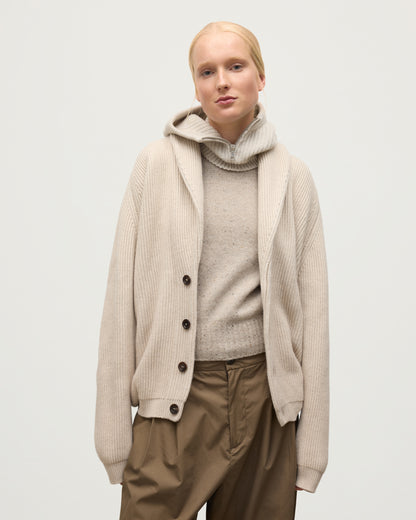 NEVIS HOOD NATURAL 100% CASHMERE ON A MODEL WEARING A NATURAL MARL CASHMERE SWEATER & SHAWL COLLAR CARDIGAN HAY03615Q26169ONE