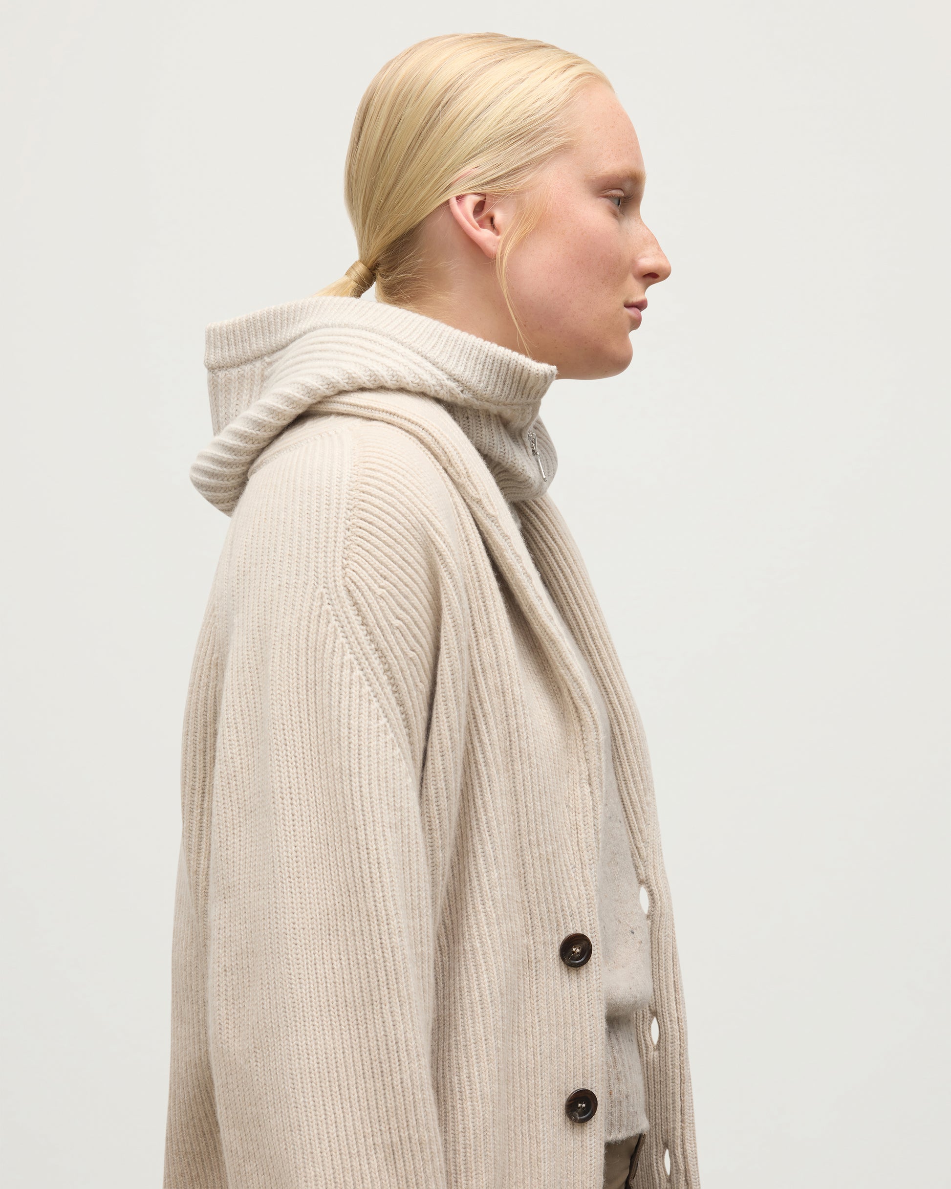 NEVIS HOOD NATURAL 100% CASHMERE ON A MODEL WEARING A NATURAL MARL CASHMERE SWEATER & SHAWL COLLAR CARDIGAN HAY03615Q26169ONE