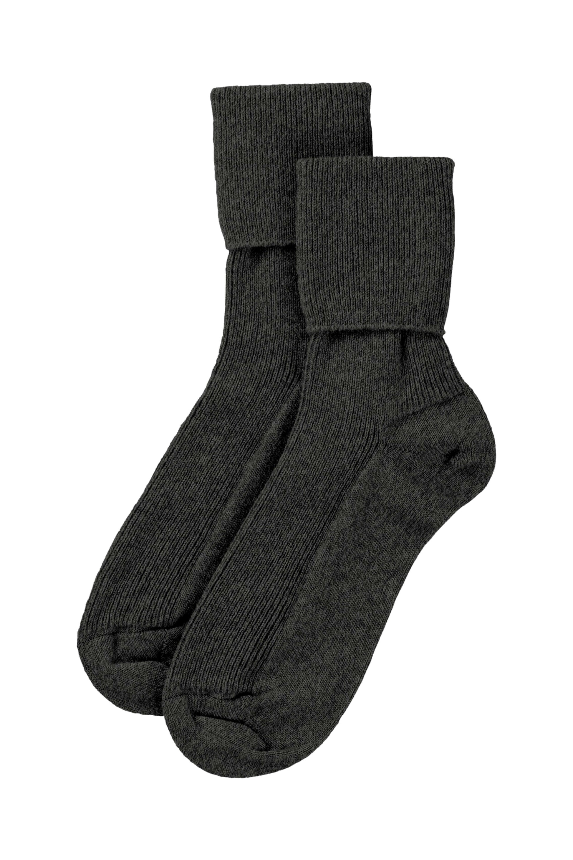 Johnstons of Elgin’s mid grey Women's Cashmere Socks on a white background HBN00007HA4181