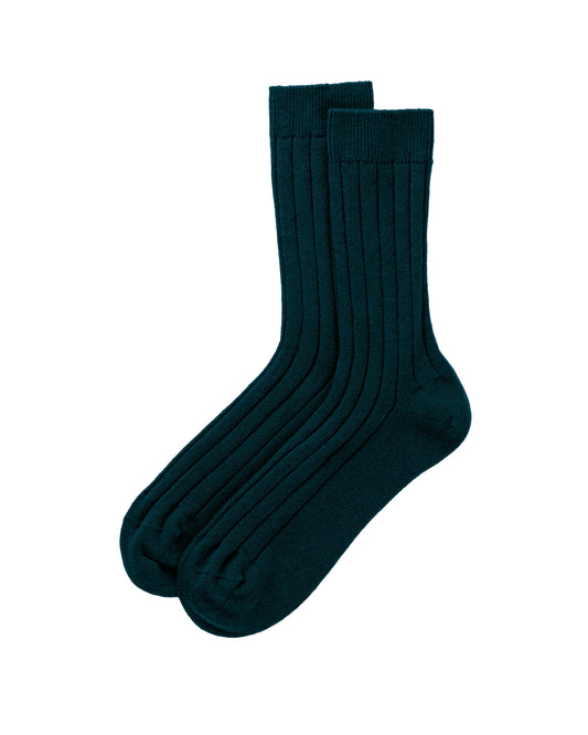 Johnstons of Elgin Men's Cashmere Pair of dark green socks on a white background HBN01009SC7341