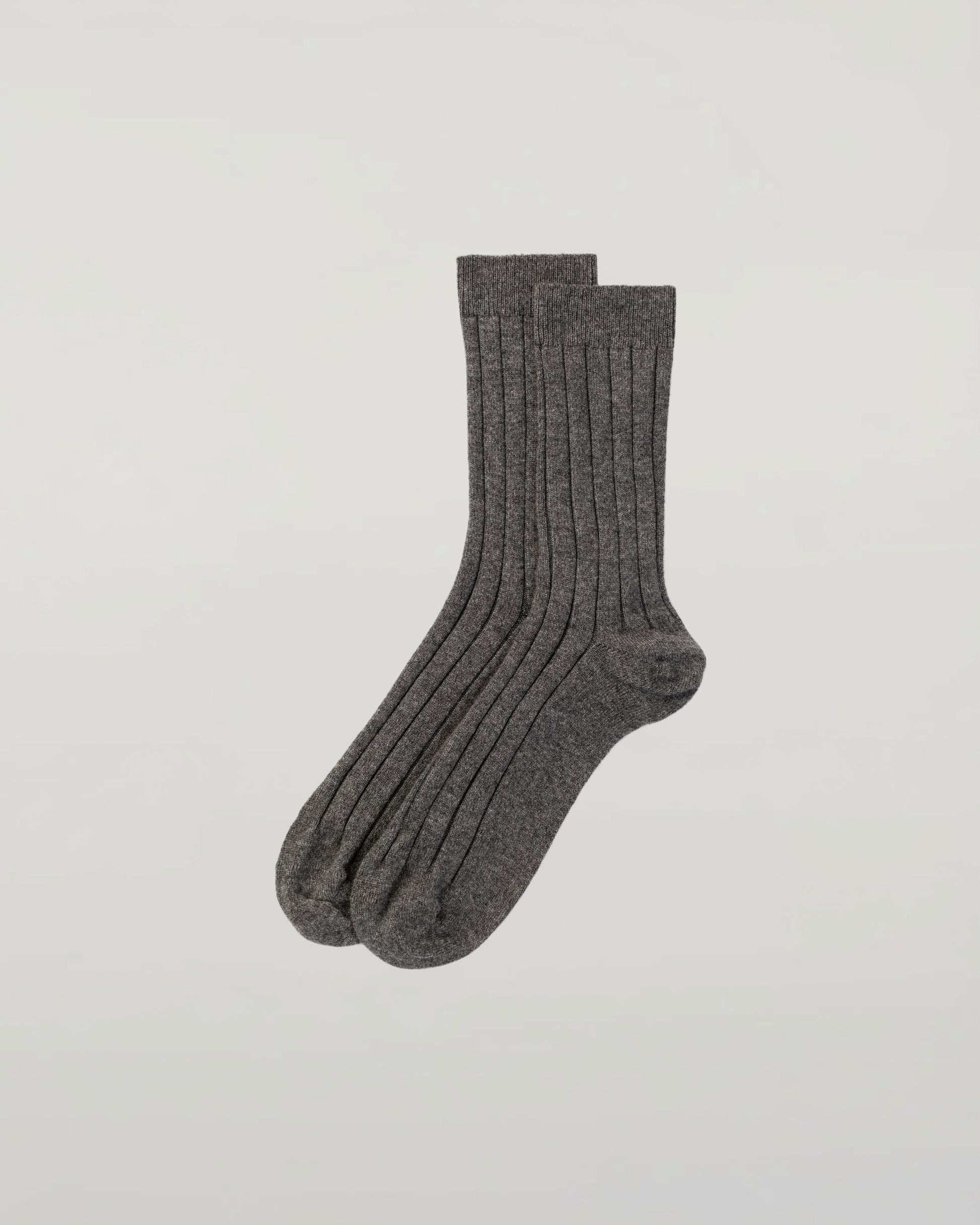 Johnstons of Elgin AW24 Knitted Accessory Mid Grey Men's Cashmere Ribbed Socks HBN01009HA4181