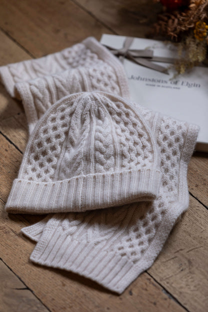 Johnstons of Elgin AW24 Knitted Accessory Champagne Aran Cable Cashmere Gift Set AW24GIFTSET8A