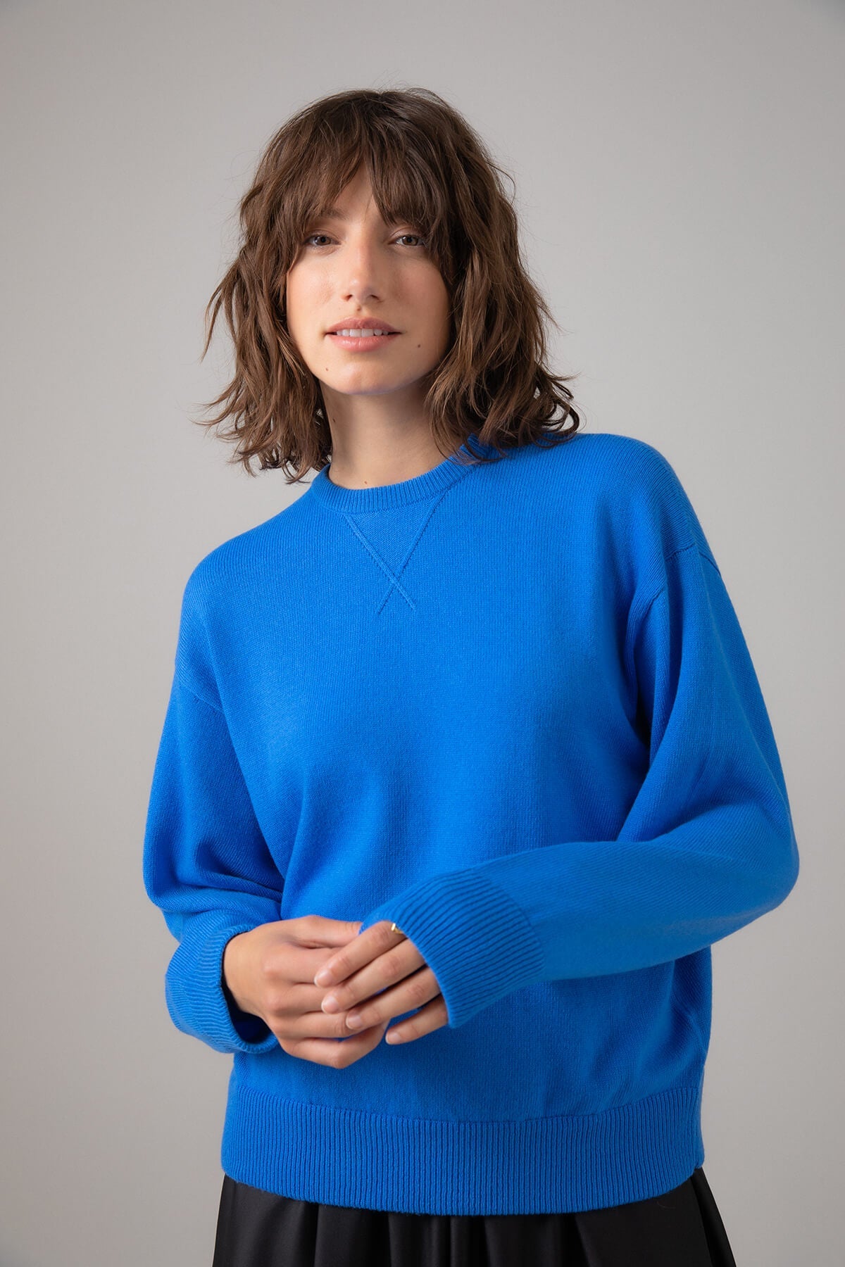 Johnstons of Elgin Women's Cashmere Girlfriend Style Sweatshirt in Orkney Blue on a grey background KAA05158SD4991