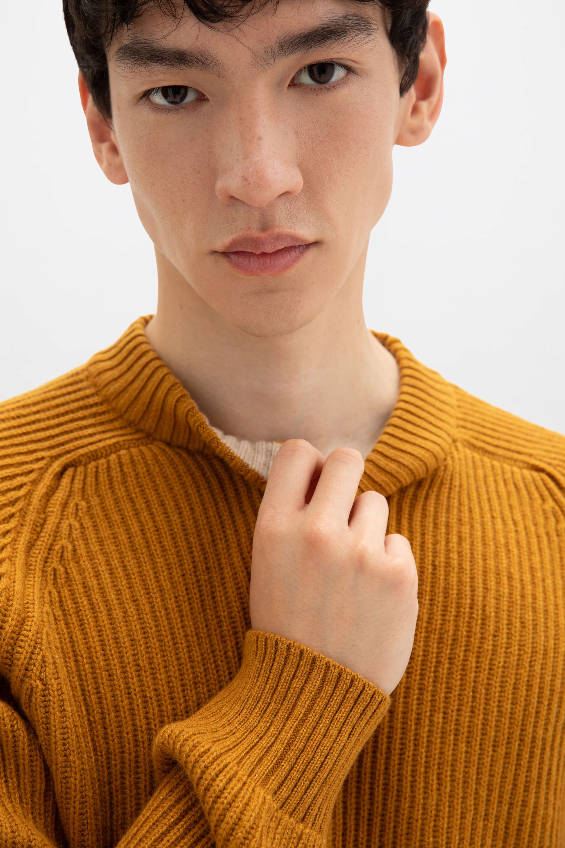 Johnstons of Elgin AW24 Men's Knitwear Ochre & Oatmeal Cashmere Ribbed Crew Neck Jumper KAA05270Q24545