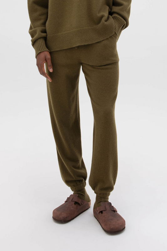 Johnstons of Elgin AW24 Men's Tapered Cashmere Joggers in Olive KBP00948SC4596