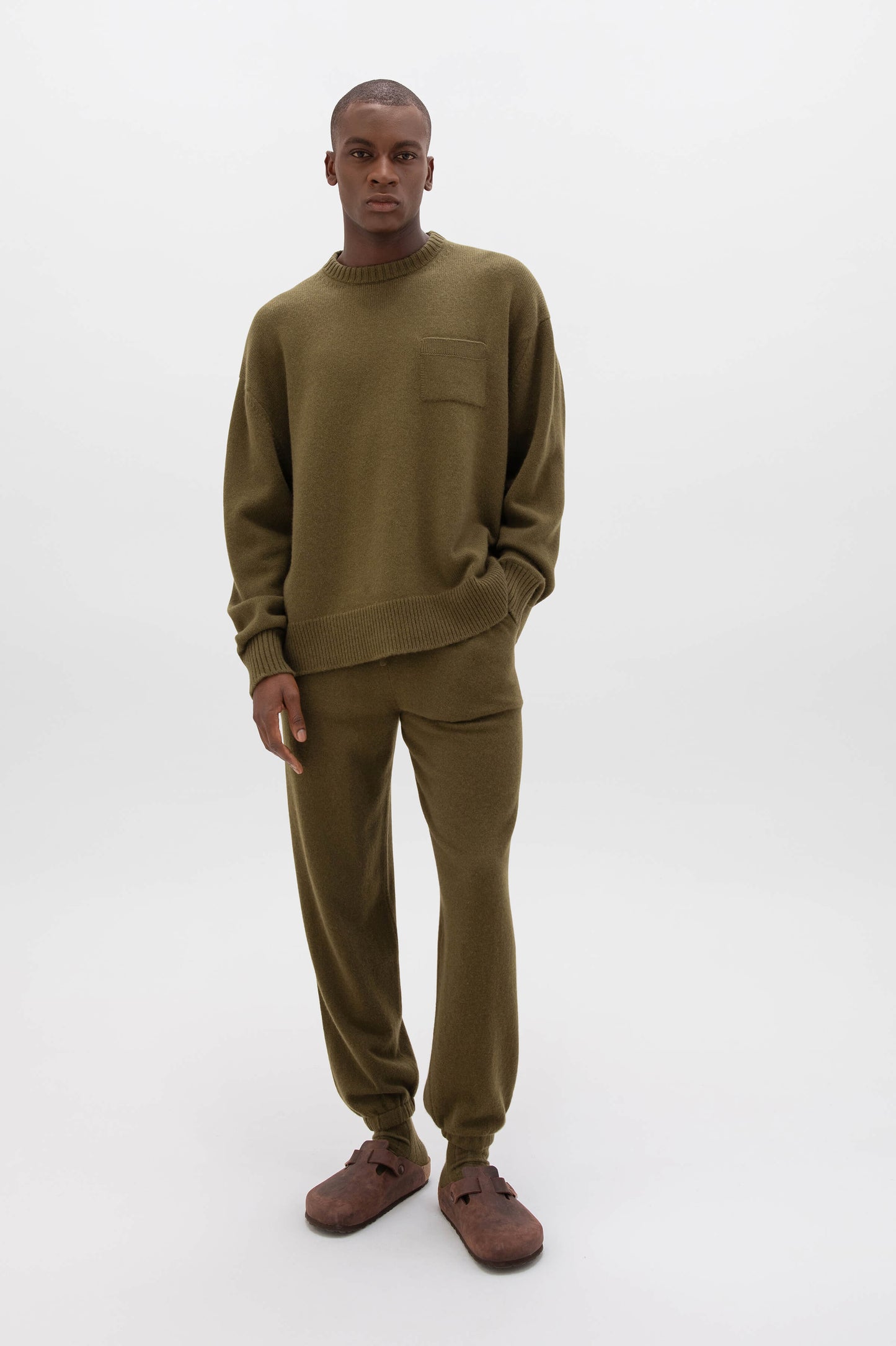 Johnstons of Elgin AW24 Men's Tapered Cashmere Joggers in Olive KBP00948SC4596
