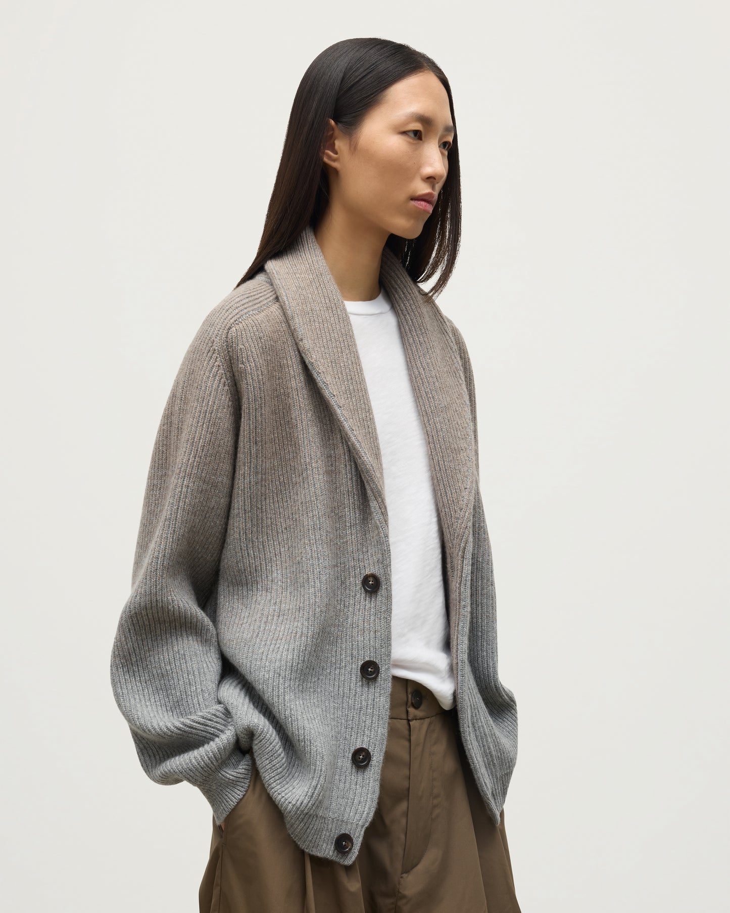 FEMALE MODEL WEARING JOHNSTONS OF ELGIN PIONEER SHAWL CARDIGAN GREY 100% CASHMERE CLOSE UP UAA05750Q25948