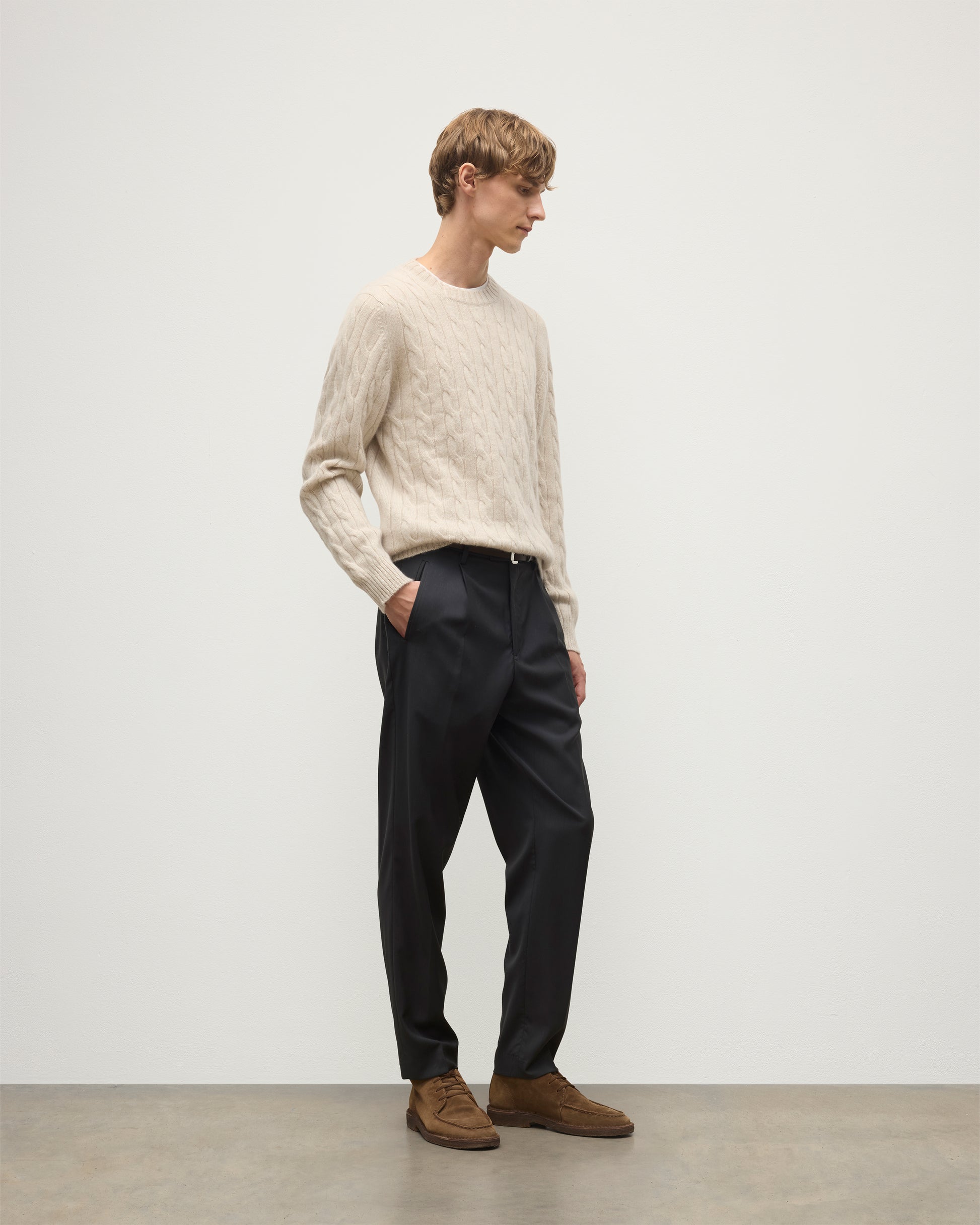 JOHNSTONS OF ELGIN MENS CALDER CREW SWEATER CREAM 100% CASHMERE WORN BY A MODEL, OVER A WHITE T-SHIRT & NAVY TROUSERS KAA05754HA0396