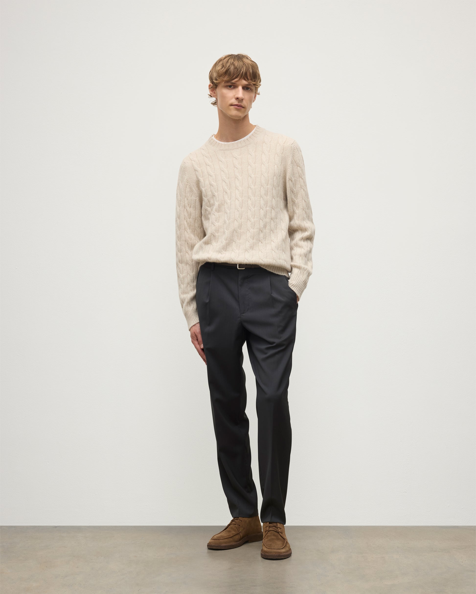 JOHNSTONS OF ELGIN MENS CALDER CREW SWEATER CREAM 100% CASHMERE WORN BY A MODEL, OVER A WHITE T-SHIRT & NAVY TROUSERS KAA05754HA0396