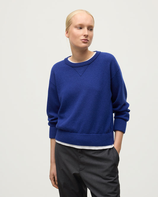 MODEL WEARING JOHNSTONS OF ELGIN WOMENS STELLA SWEATSHIRT BLUE 100% CASHMERE KAA05770SD5326