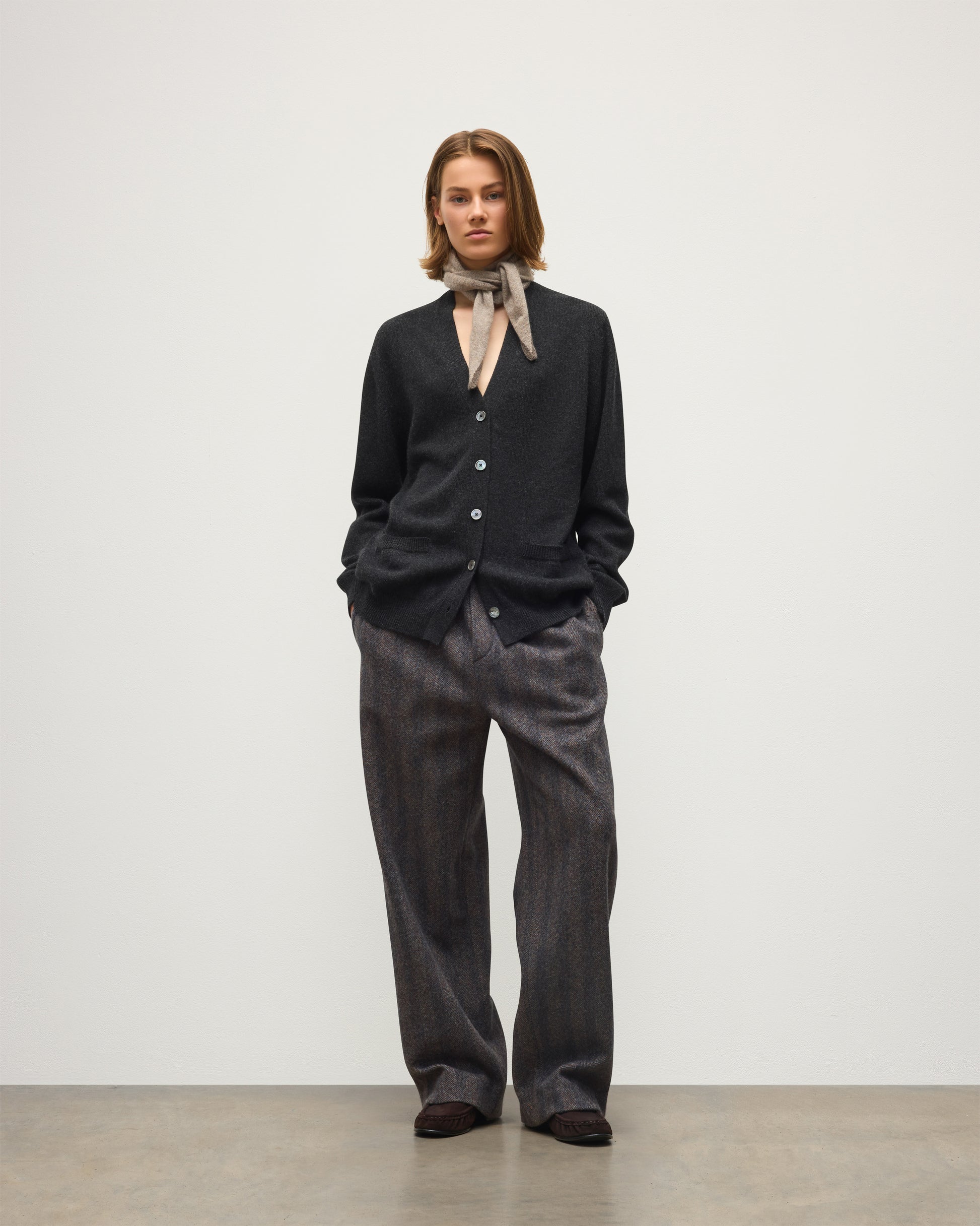 JOHNSTONS OF ELGIN WILD THISTLE INTARSIA CARDIGAN CASHMERE THISTLE INTARSIA VEE NECK CARDIGAN WITH POCKETS DARK GREY 100% CASHMERE KAA05974JU1657