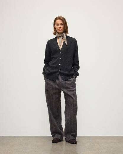JOHNSTONS OF ELGIN WILD THISTLE INTARSIA CARDIGAN CASHMERE THISTLE INTARSIA VEE NECK CARDIGAN WITH POCKETS DARK GREY 100% CASHMERE KAA05974JU1657