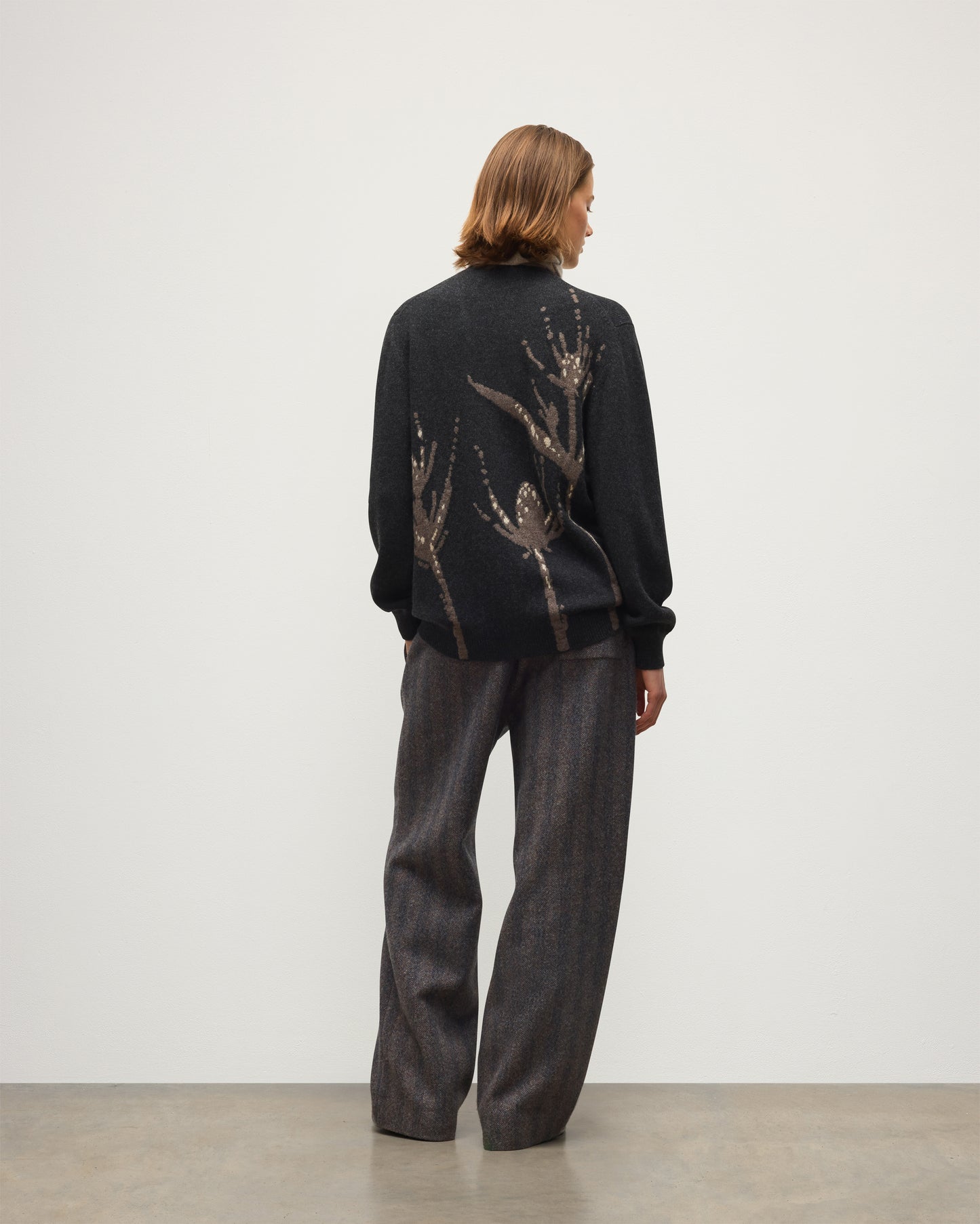 JOHNSTONS OF ELGIN WILD THISTLE INTARSIA CARDIGAN CASHMERE THISTLE INTARSIA VEE NECK CARDIGAN WITH POCKETS DARK GREY 100% CASHMERE KAA05974JU1657