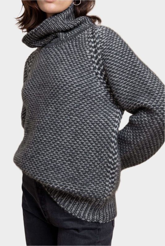 Johnstons of Elgin Men’s Cashmere Float Stitch Jumper in Granite & Silver on a model against a grey background KAB04915Q22614