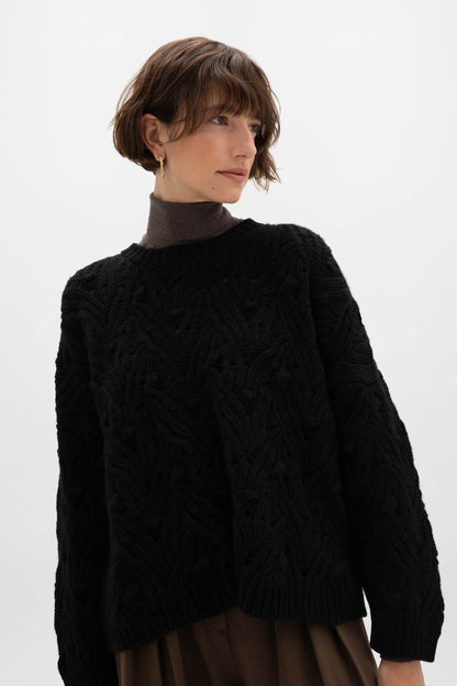 Johnstons of Elgin AW24 Women's Knitwear Black Chunky Lace Stitch Cashmere Sweater KAB05357SA0900