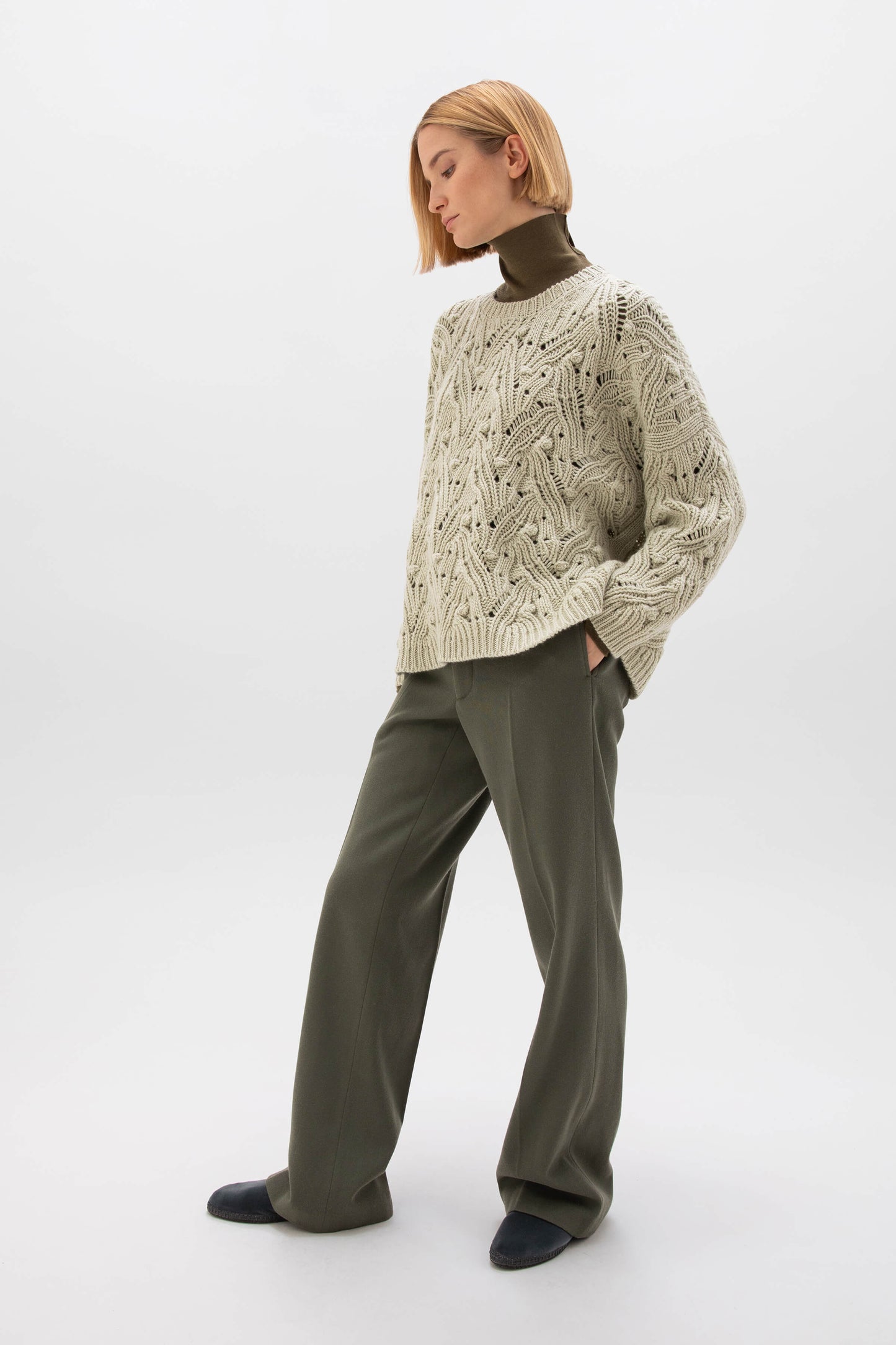 Johnstons of Elgin AW24 Women's Knitwear Lichen Chunky Lace Stitch Cashmere Sweater KAB05357SC0158