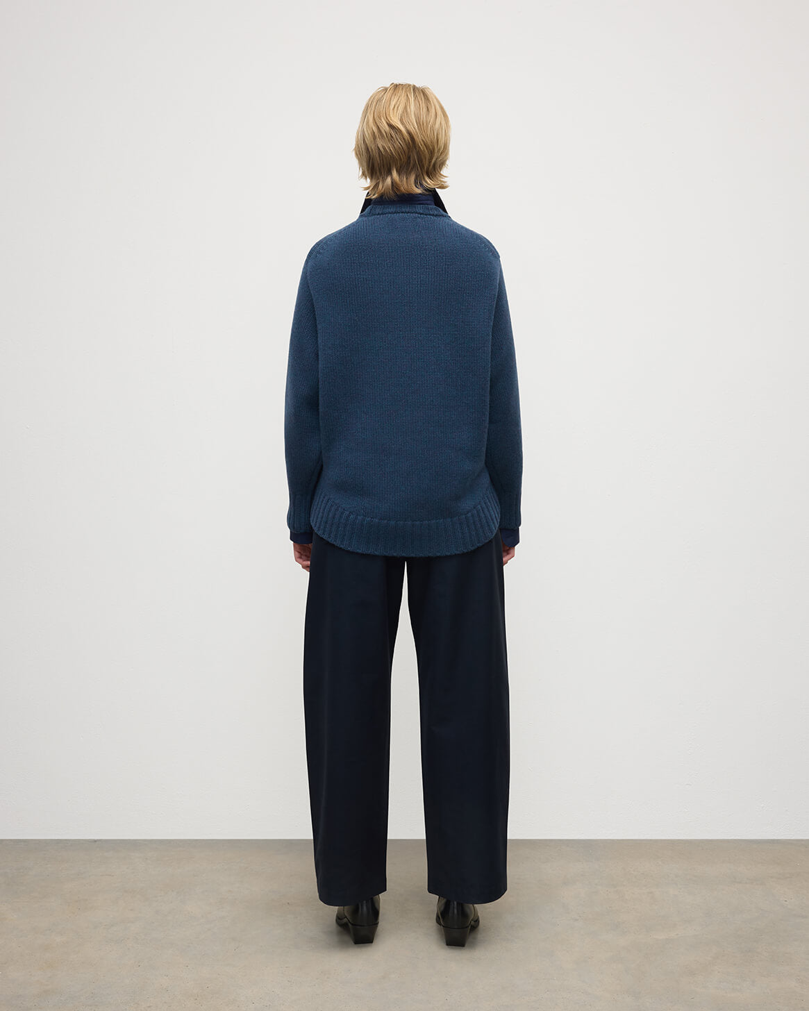 Model wearing Johnstons of Elgin AW25 Women's Knitwear Heather Navy Relaxed Navy Cashmere Jumper back View KAB05562HD7321