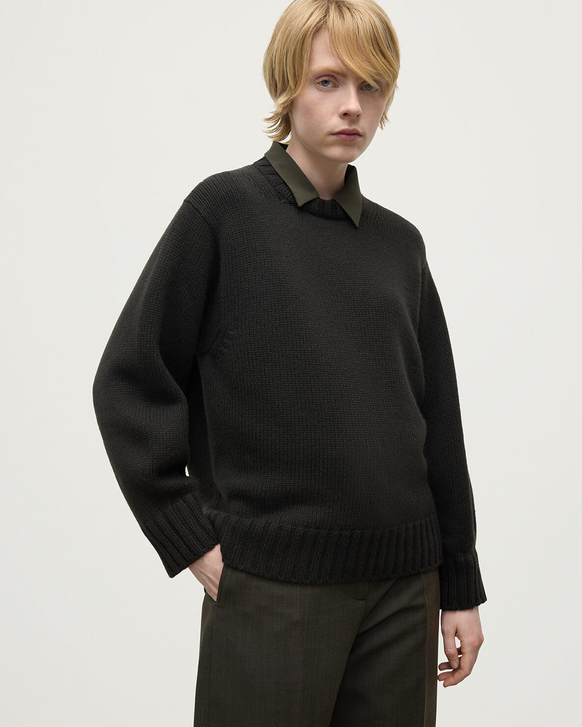 Model wears Johnstons of Elgin AW25 Women's Knitwear Iron Relaxed Grey Cashmere Jumper details KAB05562SC7330