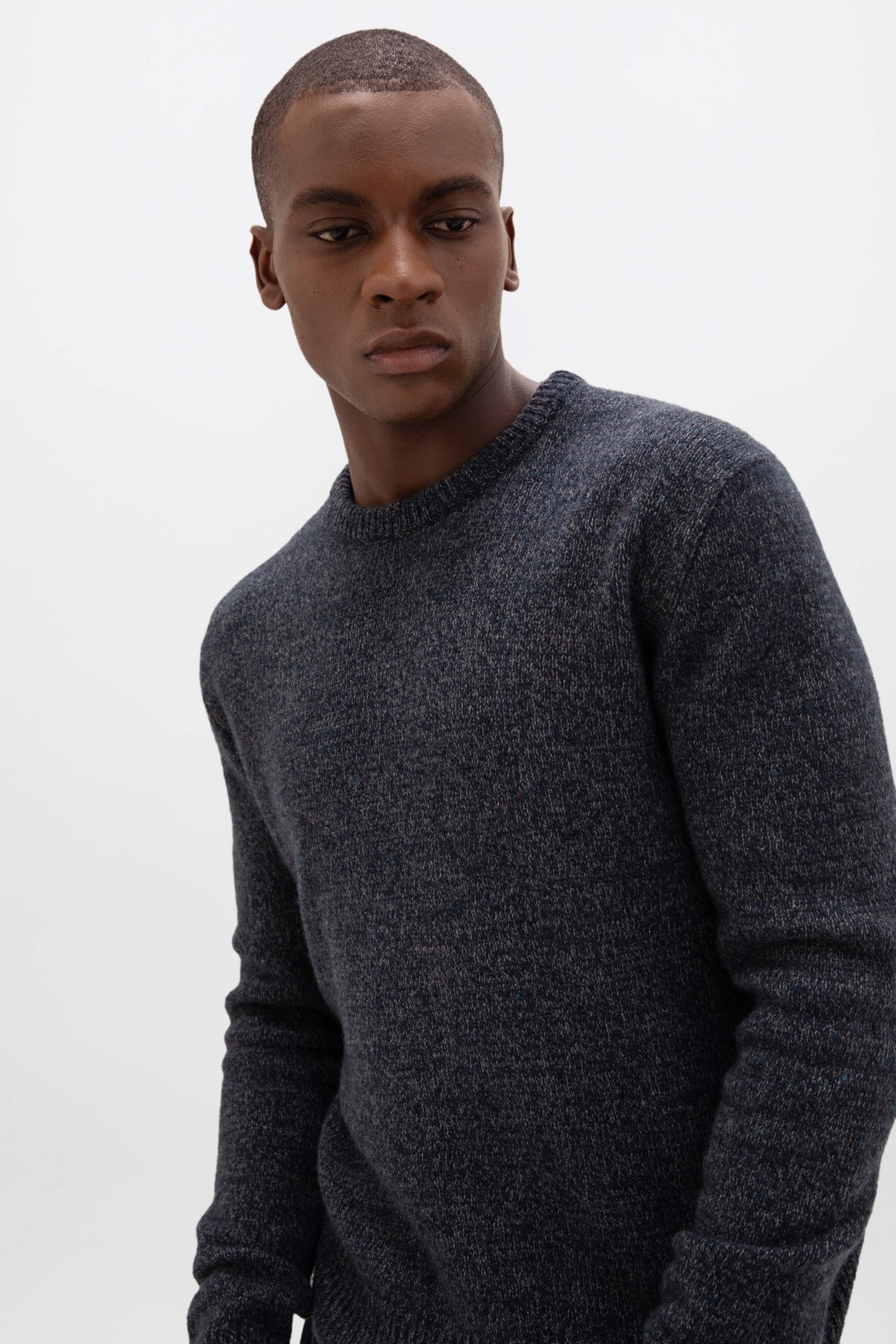 Johnstons of Elgin AW24 Men's Donegal Cashmere Marl Jumper in Dark Navy KAC05287004955