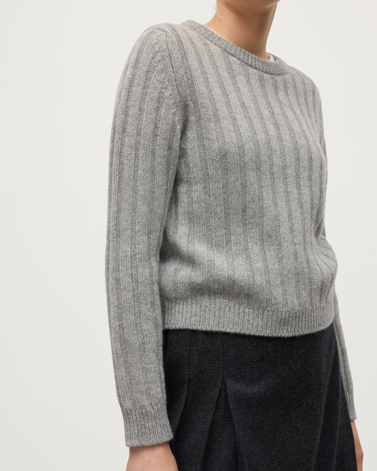 JOHNSTONS OF ELGIN WOMENS LECHT CREW SWEATER GREY 100% CASHMERE ON A MODEL KAC05706HA0400