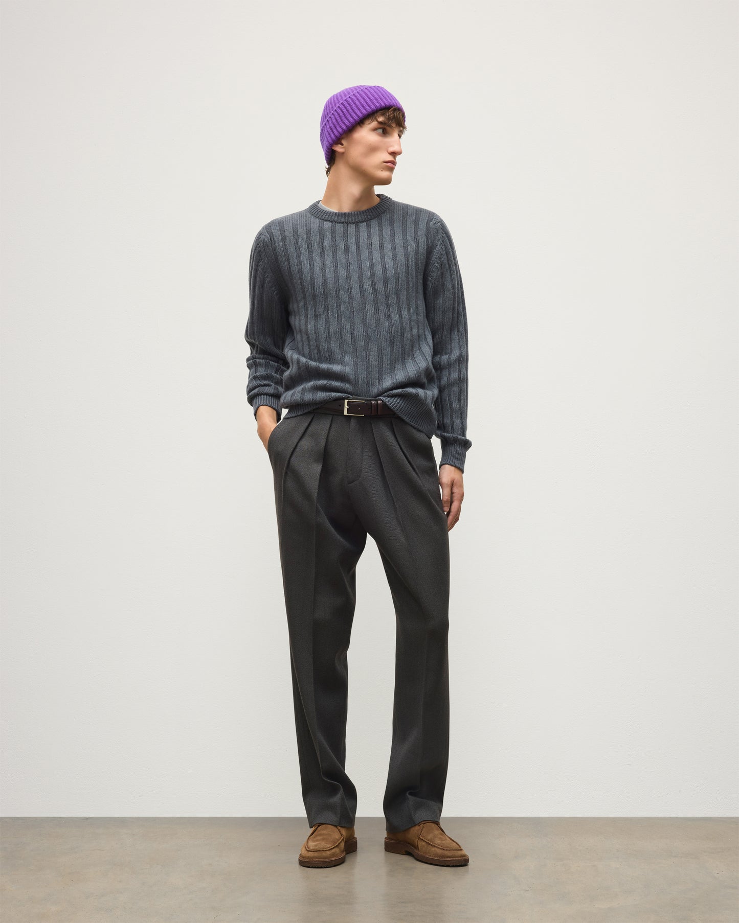 JOHNSTONS OF ELGIN PEEL CREW SWEATER CASHMERE FLAT RIB CREW SWEATER - 8 PLY GREY 100% CASHMERE WITH LOVAT BEANIE IN WOOD VIOLET KAC05751SA7216