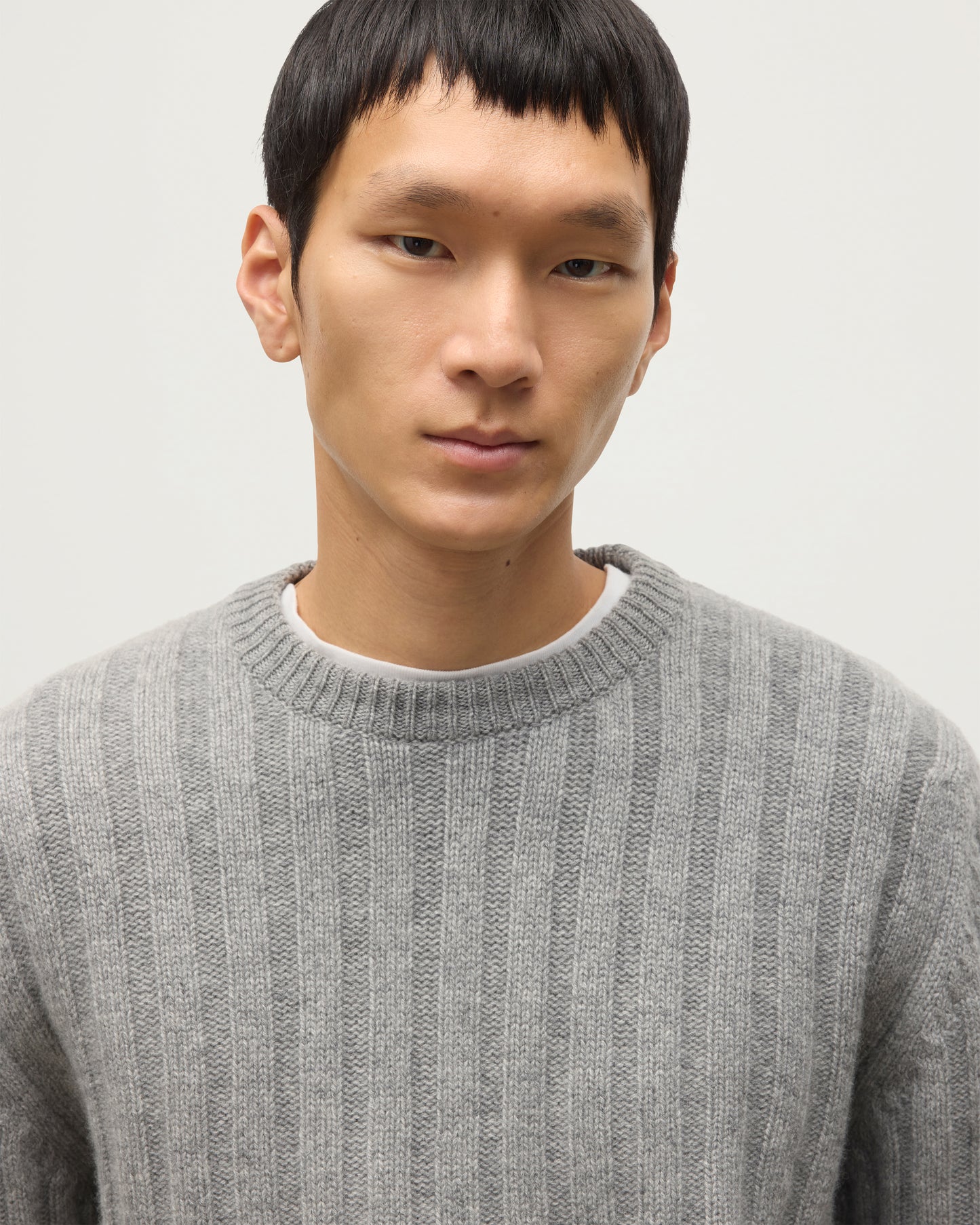 JOHNSTONS OF ELGIN MENS PEEL CREW SWEATER GREY 100% CASHMERE OVER A WHITE T-SHIRT WITH WHITE JEANS AND BLACK LOAFERS KAC05751HA0400