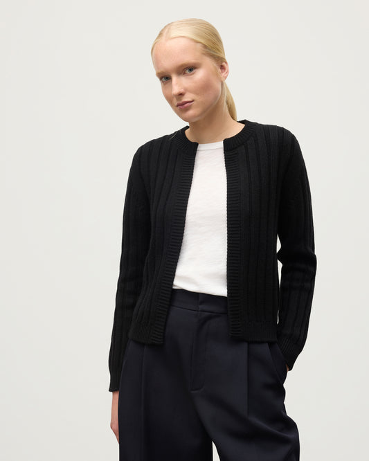 MODEL WEAR JOHNSTONS OF ELGIN WOMENS LECHT CREW CARDIGAN BLACK 100% CASHMERE OVER A WHITE T-SHIRT  KAC05790SA7210