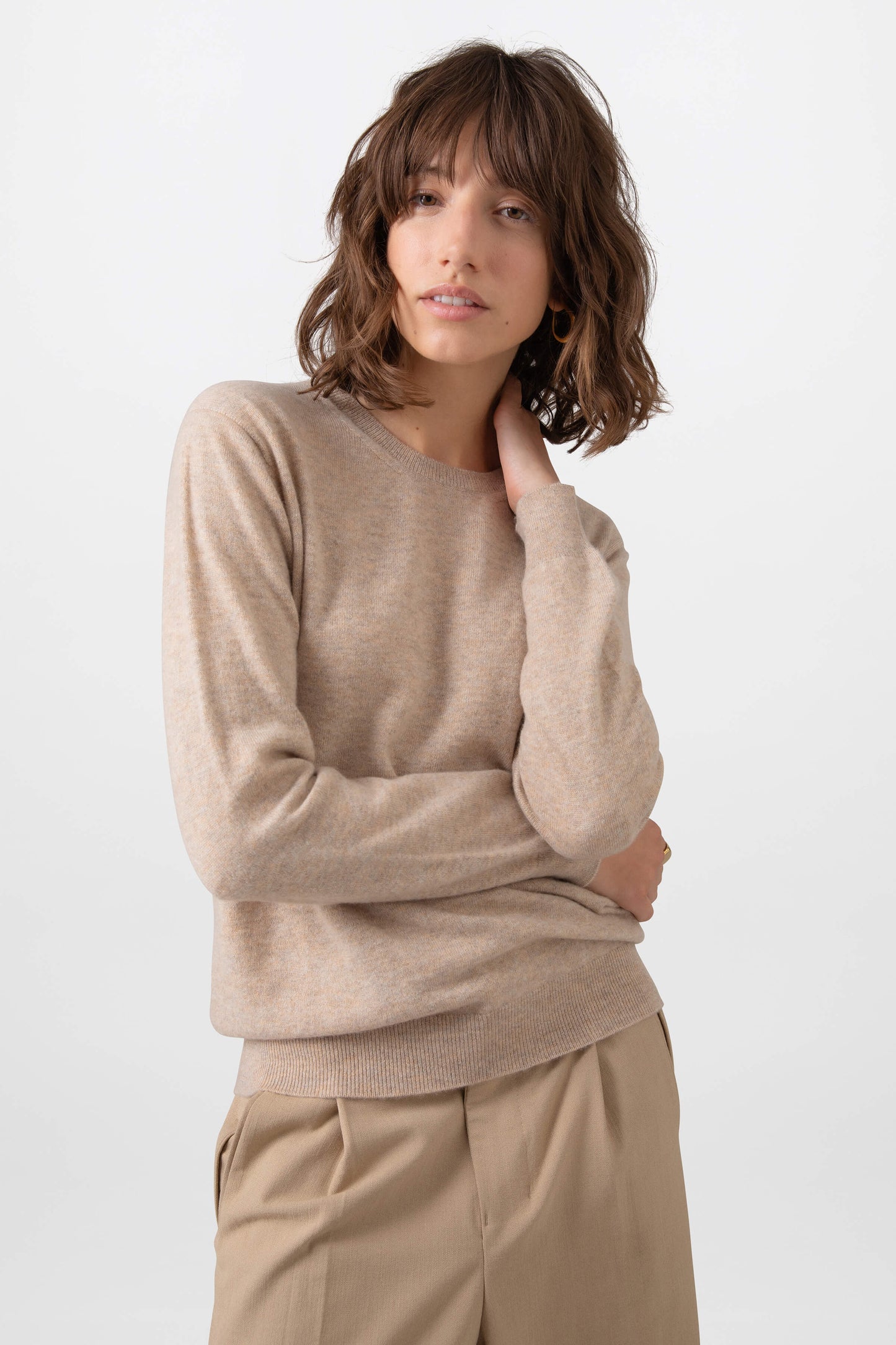 Johnstons of Elgin Womens Knitwear Oatmeal Beige Classic Cashmere Crew Neck KAI05139HB0210