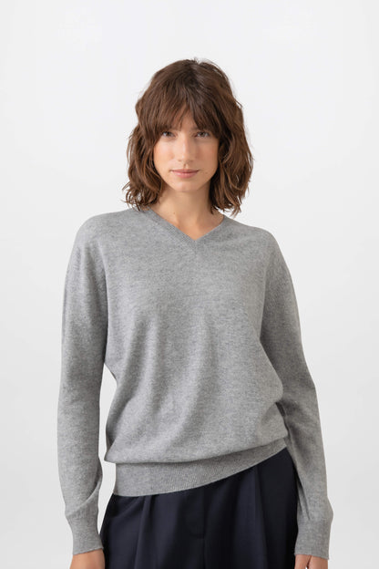 Johnstons of Elgin Womens Knitwear Light Grey Classic Cashmere V Neck KAI05140HA0308