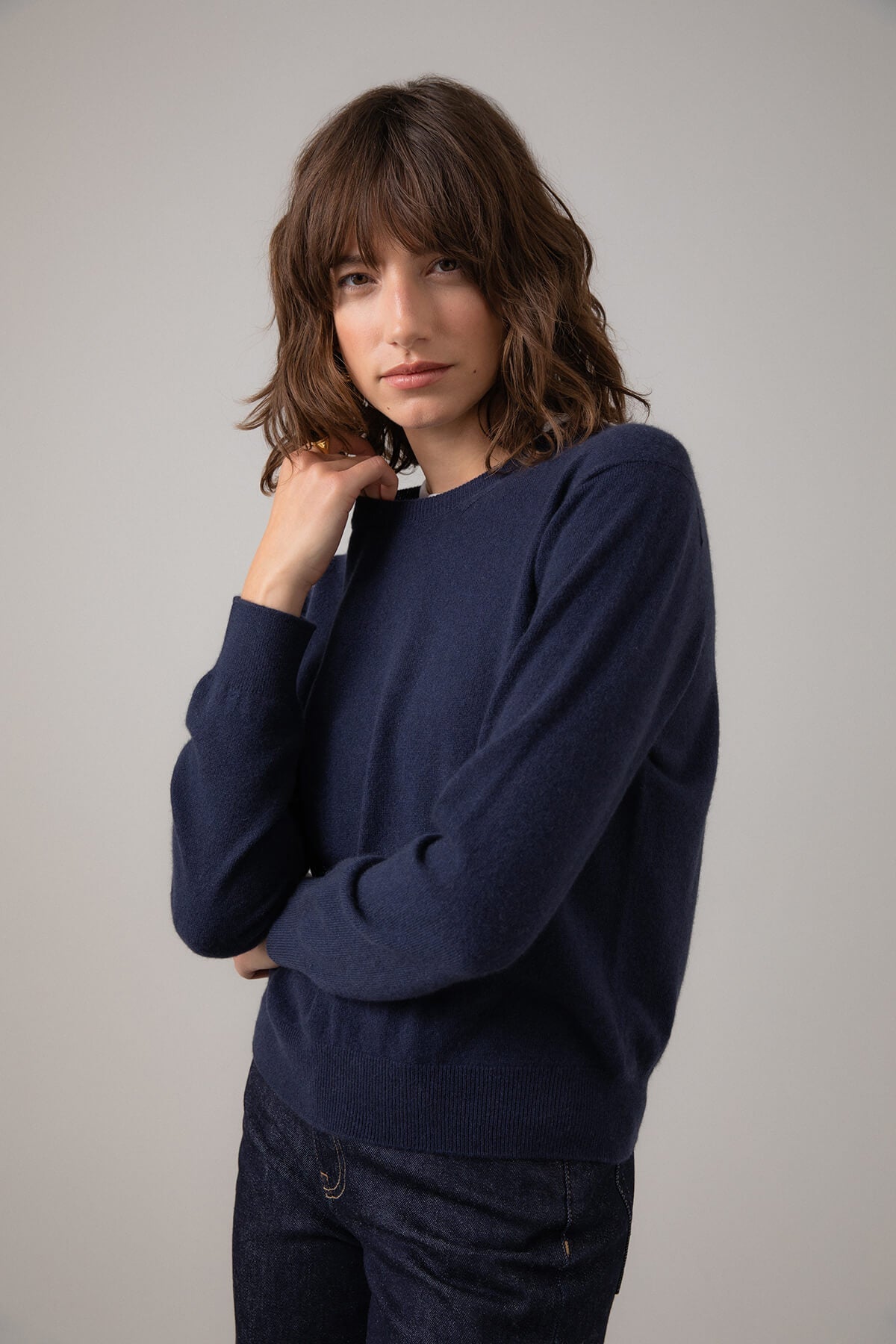 Johnstons of Elgin Classic Women's Cashmere Cropped Round Neck Jumper in Navy on a grey background KAI05142SD0707
