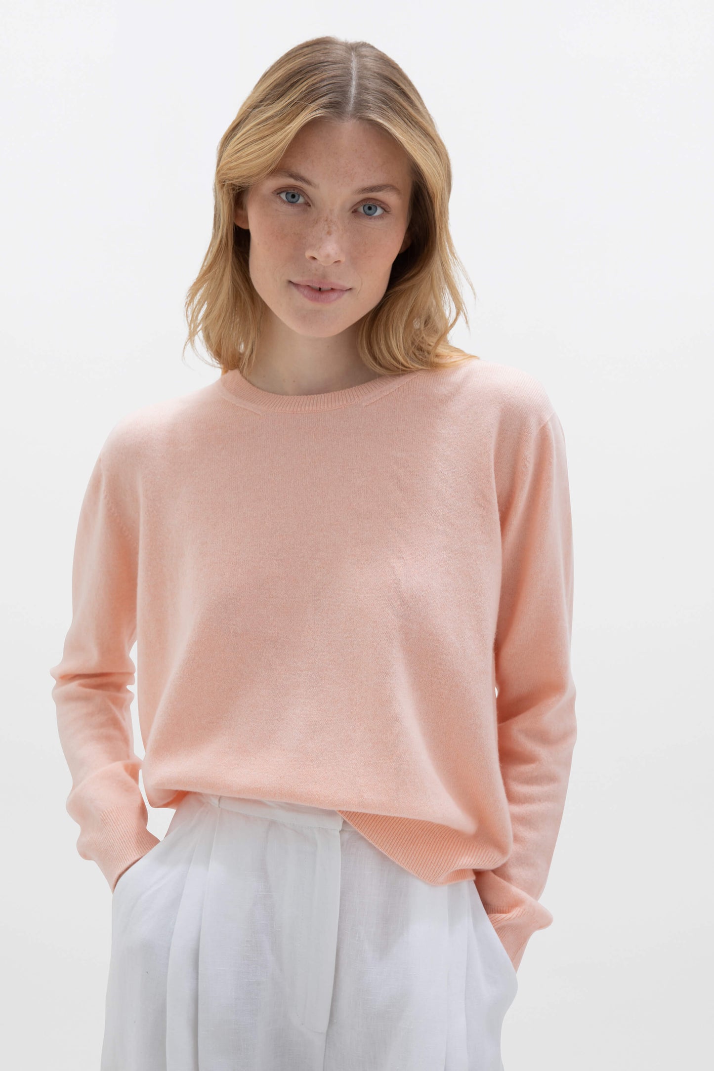 Johnstons of Elgin SS24 Women's Knitwear Oyster Cropped Classic Cashmere Round Neck KAI05142SG0066
