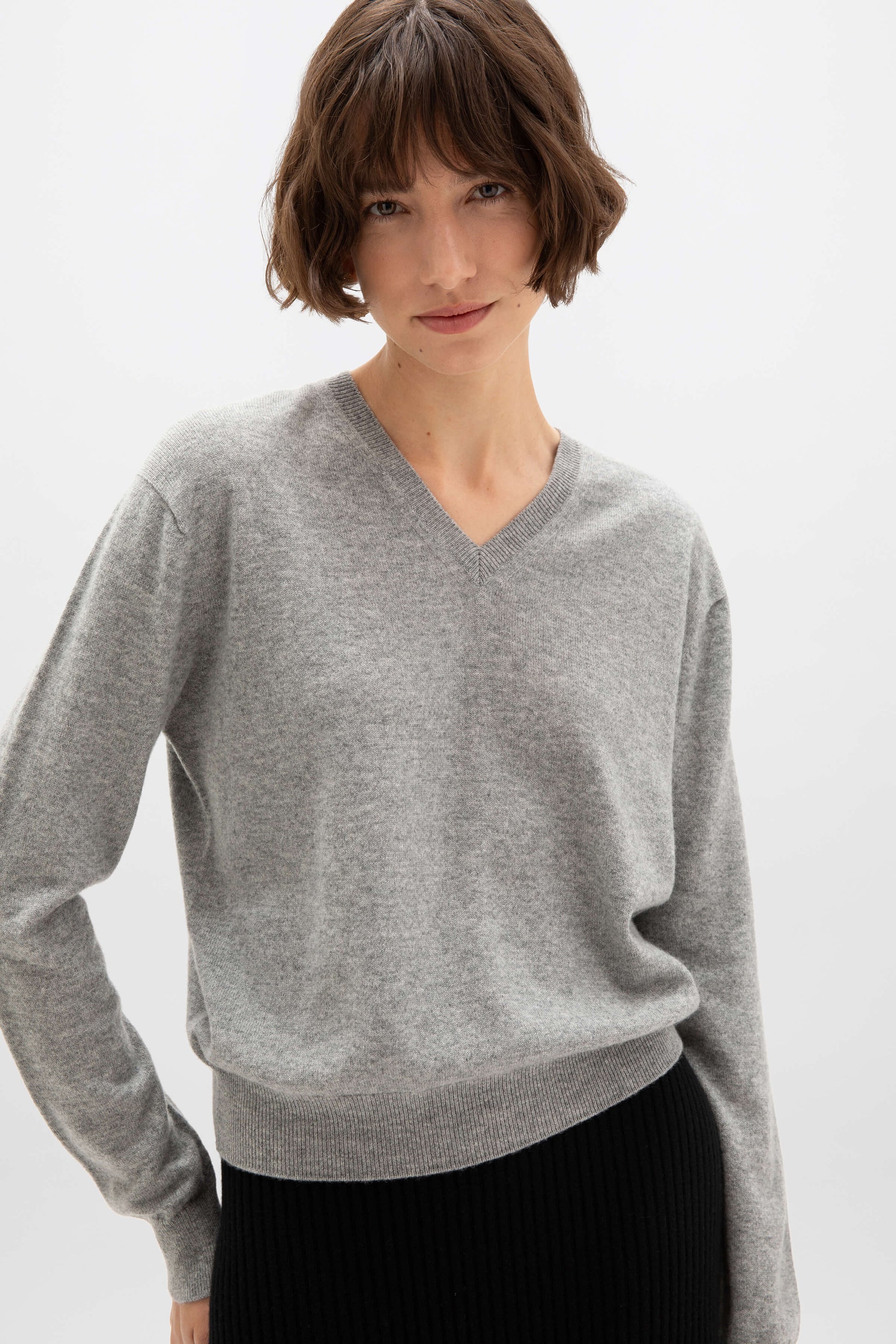 Johnstons of Elgin AW24 Women's Knitwear Light Grey Cropped Cashmere V Neck Jumper KAI05143HA0308