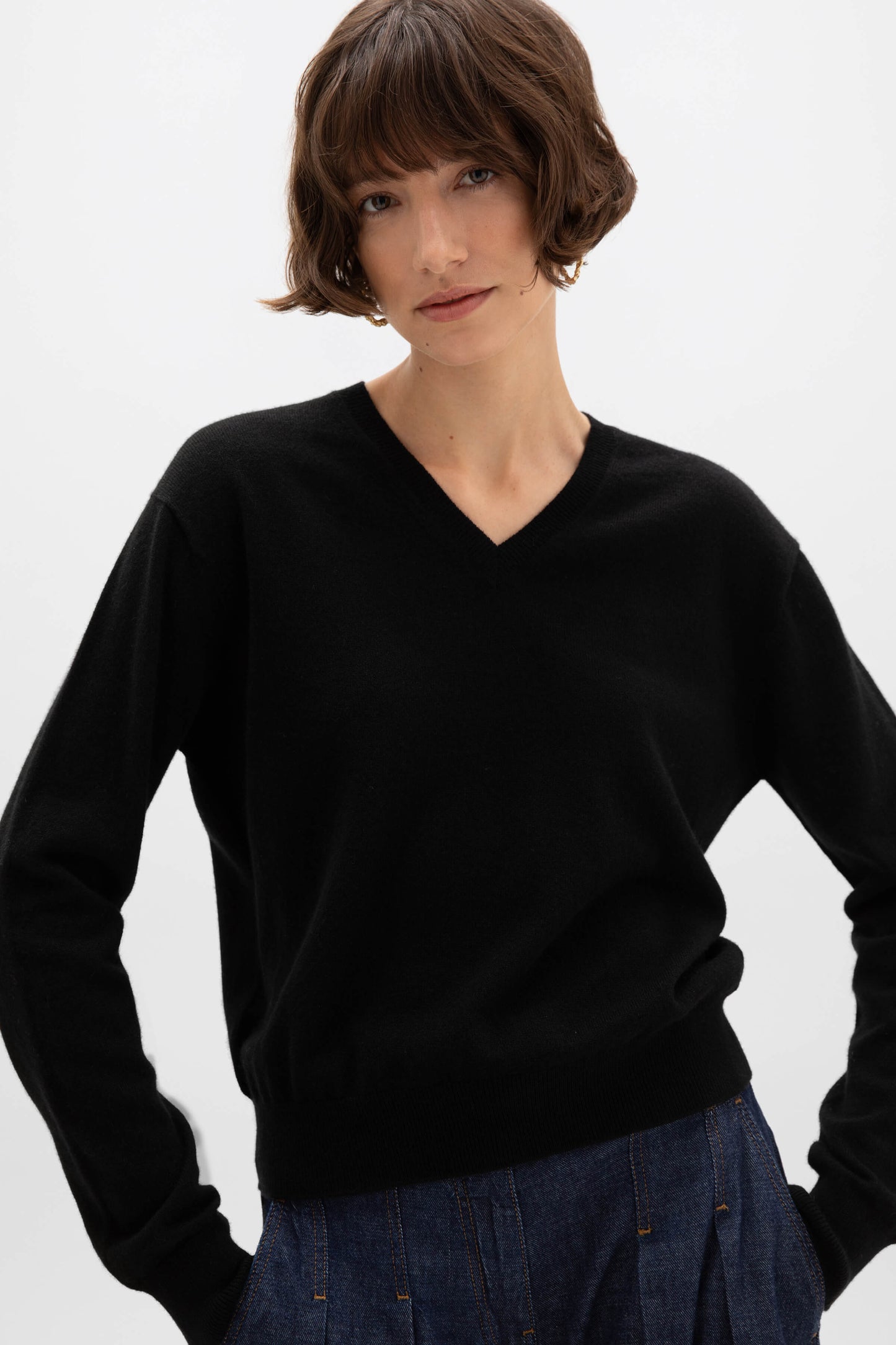 Johnstons of Elgin AW24 Women's Knitwear Black Cropped Cashmere V Neck Jumper KAI05143SA0900