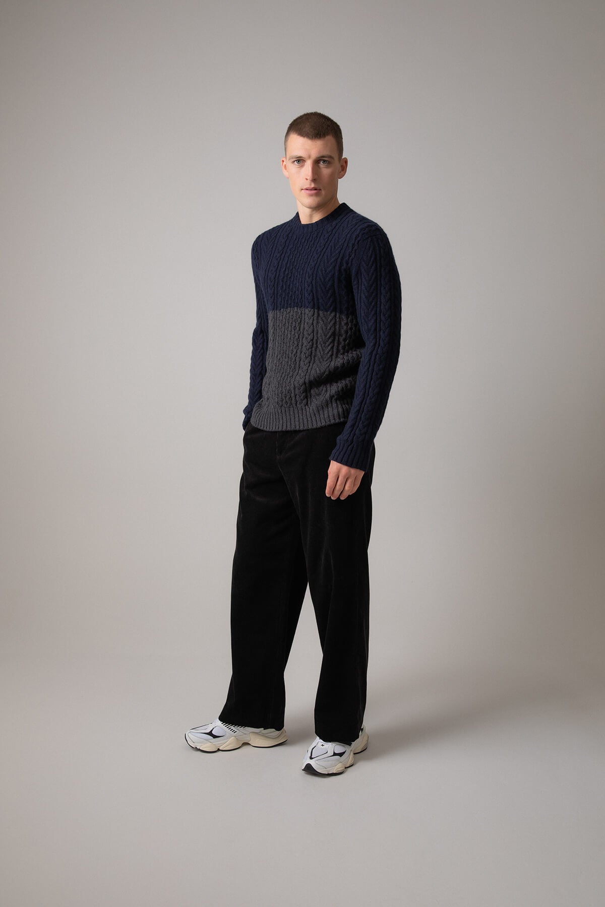 Model wearing Johnstons of Elgin Charcoal Men’s Aran Colour Block Cashmere Jumper KAI05197Q23917