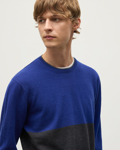 MODEL WEARING JOHNSTONS OF ELGIN MENS SHADED CREW SWEATER GREY 100% CASHMERE OVER A WHITE  T-SHIRT WITH NAVY TROUSERS KAI05232Q25945