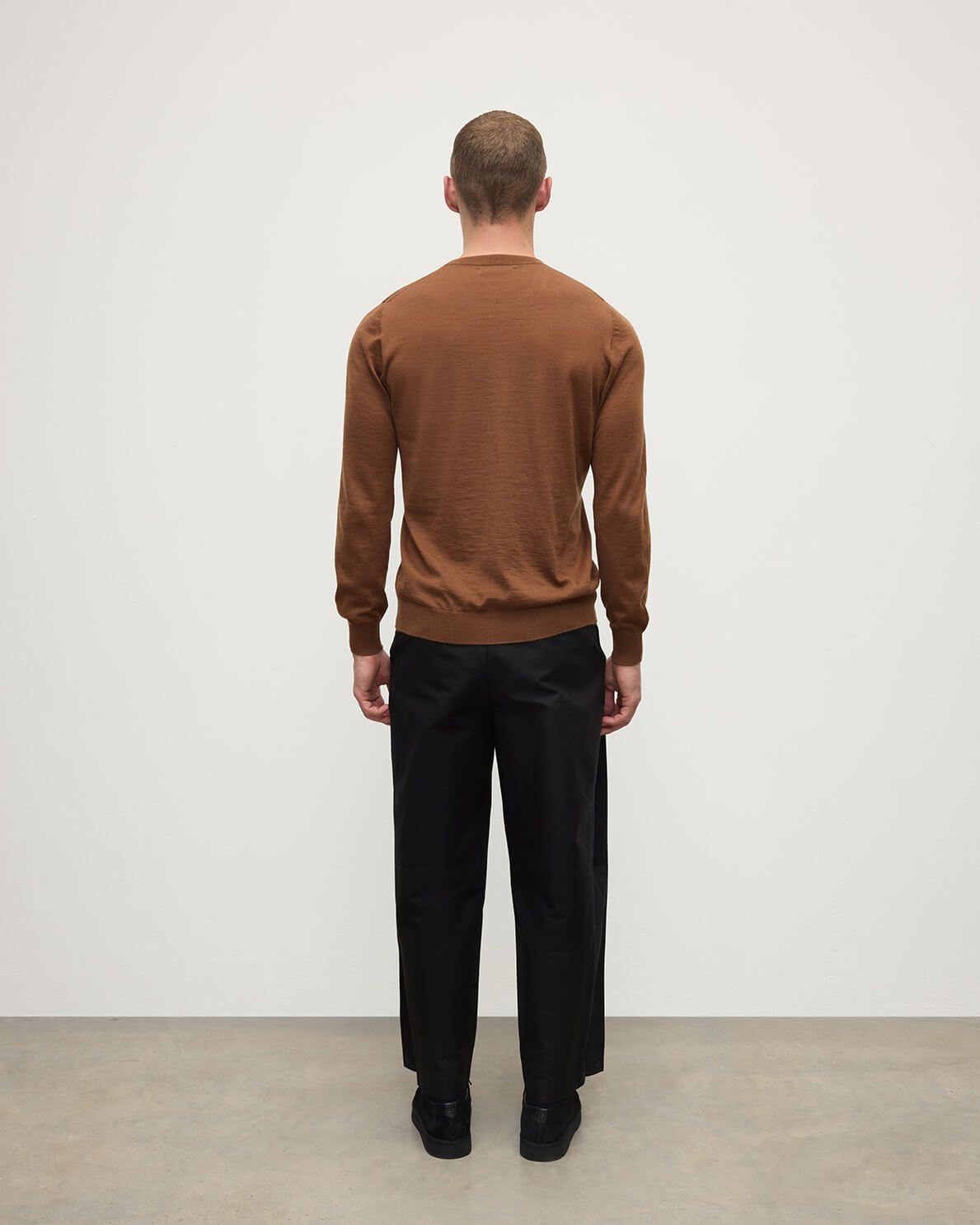 Johnstons of Elgin men's superfine cashmere camel round neck sweater KAI05241SB7300