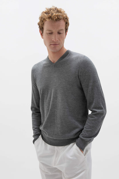 Johnstons of Elgin SS24 Unisex Knitwear Granite Grey Unisex Superfine Cashmere V Neck 