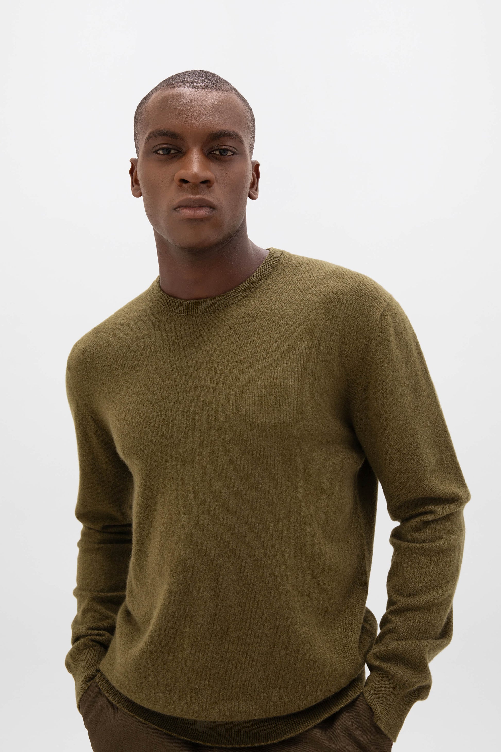 Johnstons of Elgin AW24 Men's Knitwear Olive Cashmere Crew Neck Jumper KAI05265SC4573