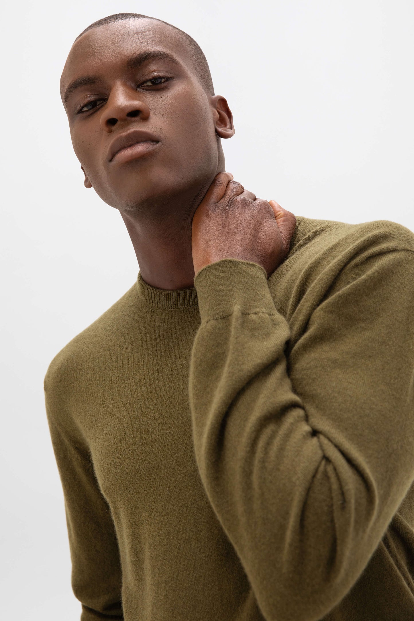 Johnstons of Elgin AW24 Men's Knitwear Olive Cashmere Crew Neck Jumper KAI05265SC4573